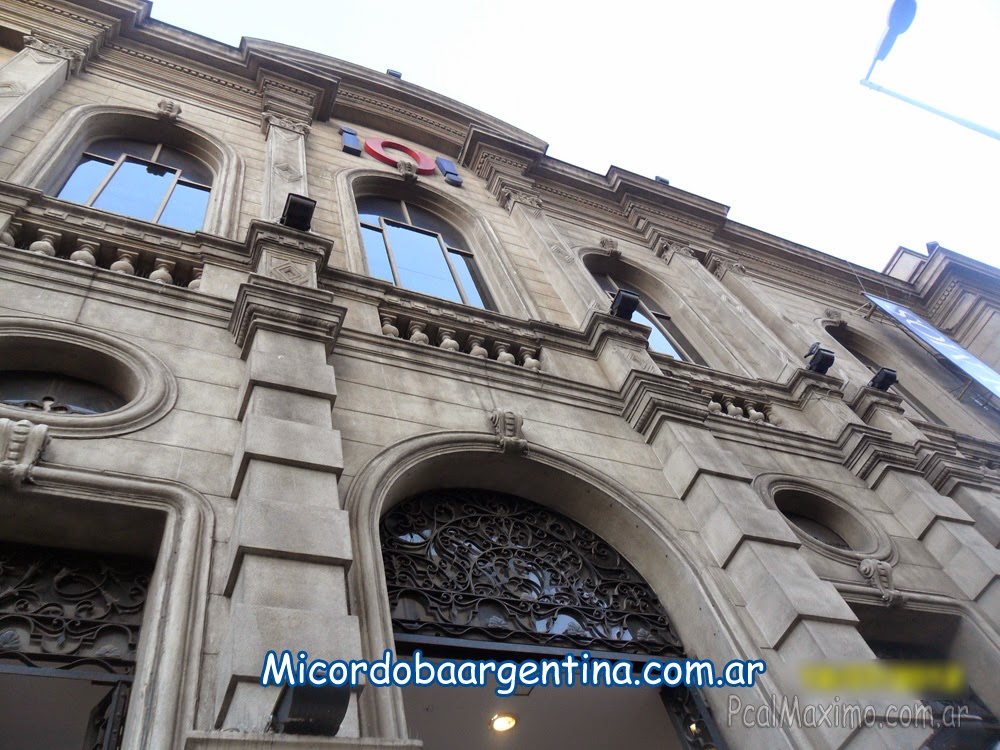 Entrada principal. Av. Velez Sarsfield y Boulevard San Juan