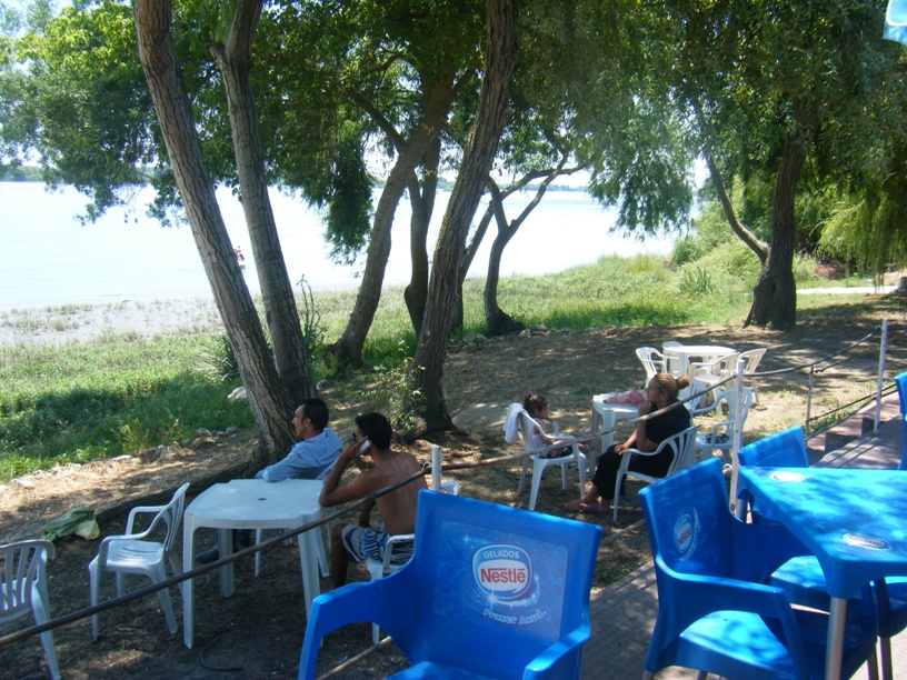 esplanada do bar da praia Fluvial de Valada