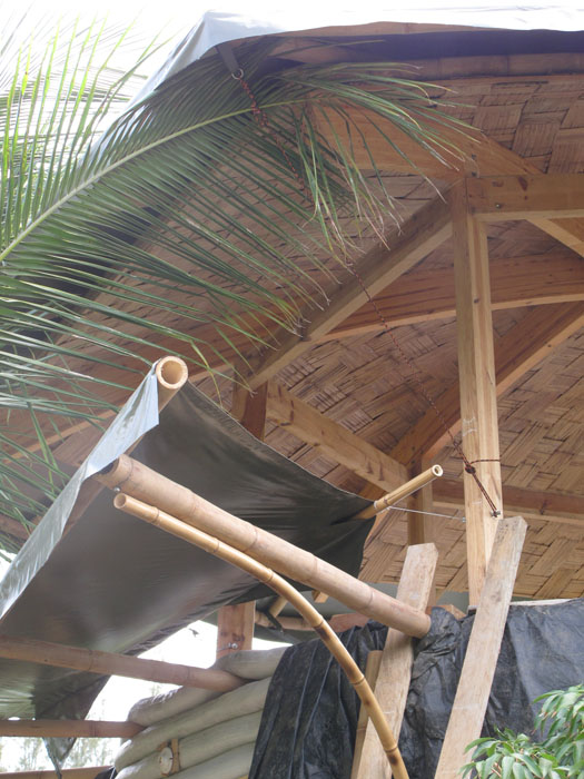 Casa Litchi: Montaje de la lona en techo y aleros