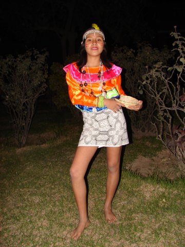 Traje típico del Amazonas Las mujeres usan una falda florida a media pierna y blusa blanca con cinturones y collares indígenas, el hombre con trajes de