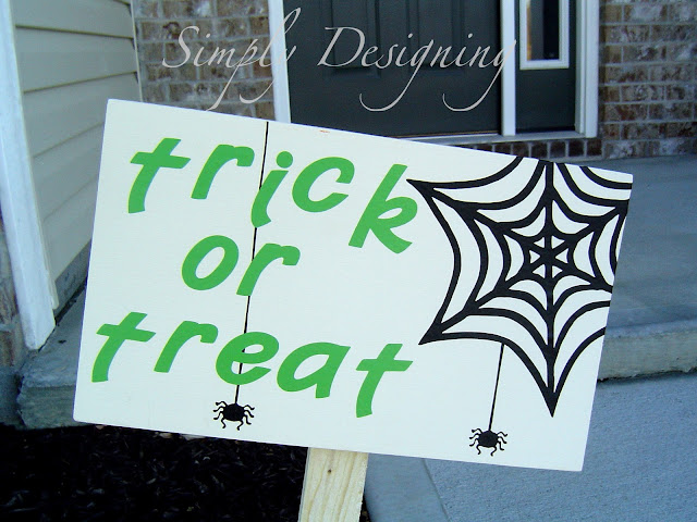 Knock-Off Pottery Barn Halloween Yard Signs #knockoff #halloween #holidays #DIY