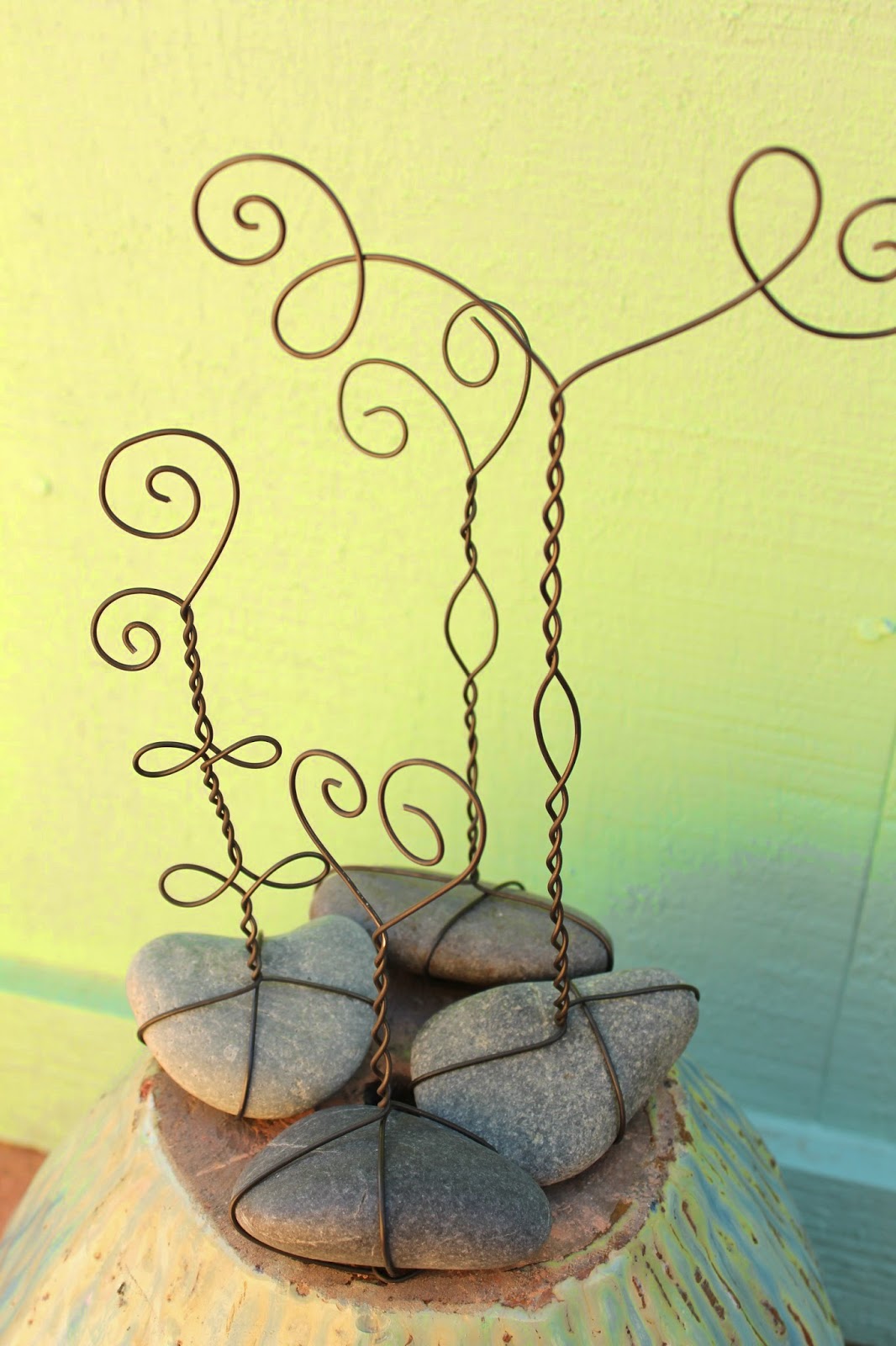 LilyGirl Jewelry DIY Wire Photo Stands