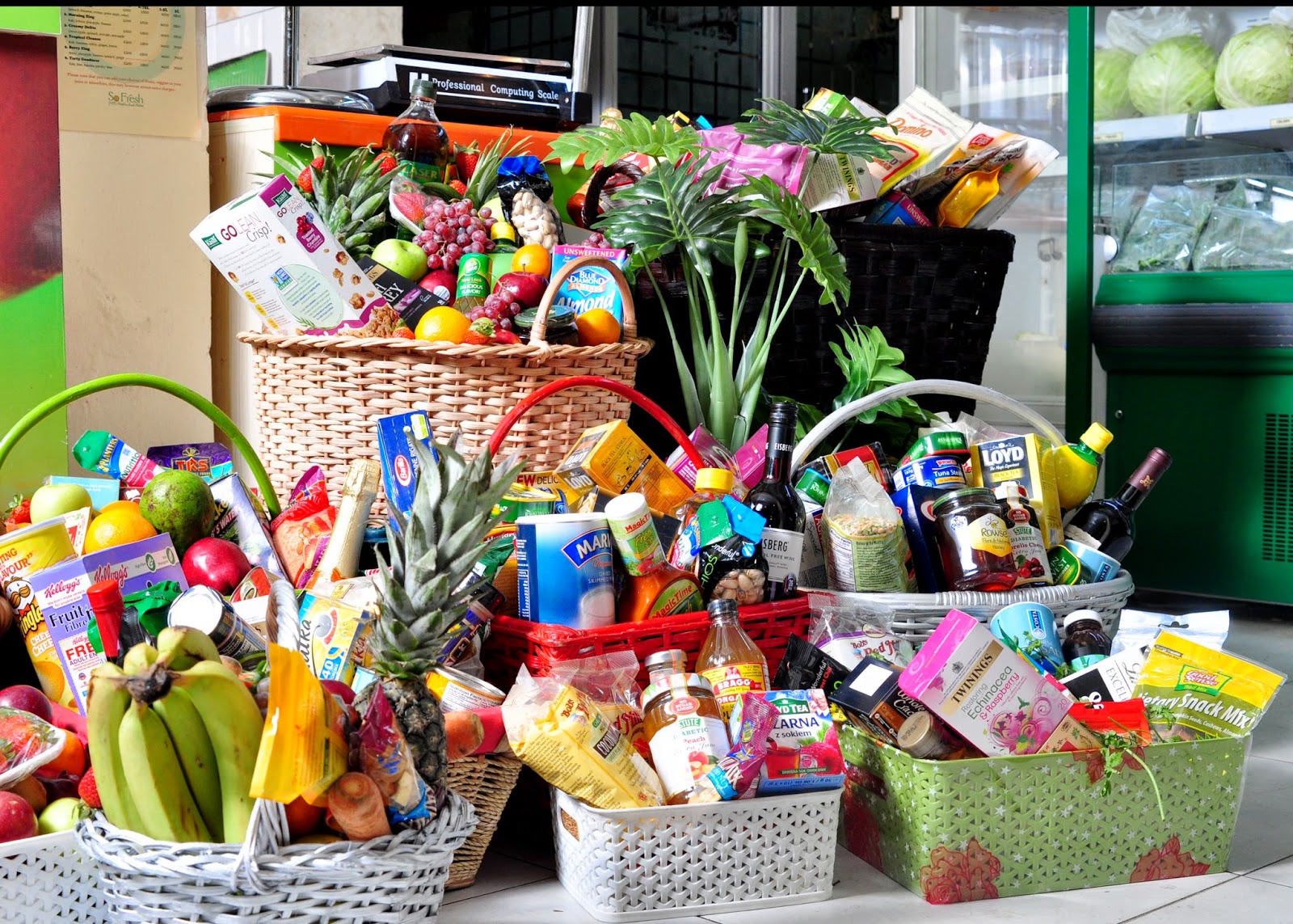 GET THESE YUMMY FRUIT BASKETS & GIFT HAMPERS FOR CHRISTMAS FROM SO