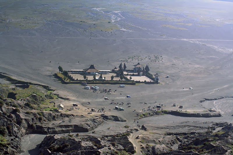 Pura Luhur Poten di Kaki Gunung Bromo