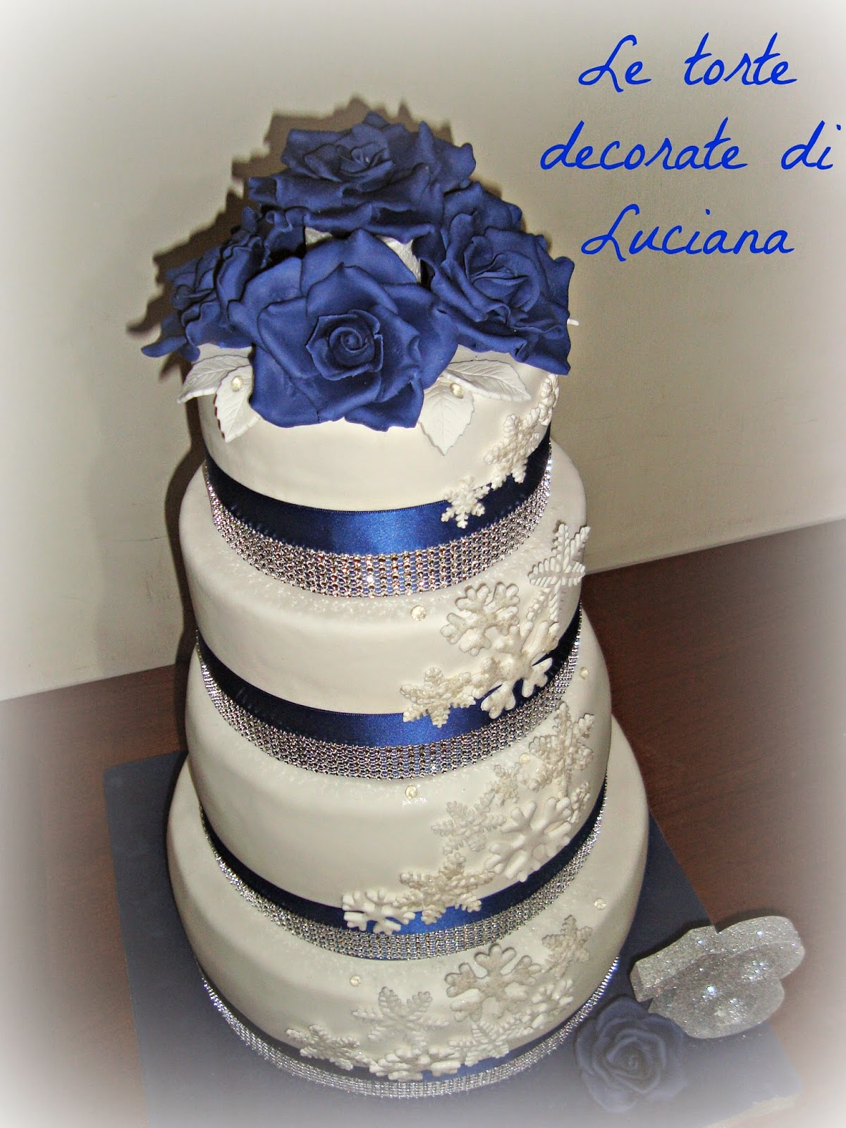 Le torte decorate di Cetty G: 18° Compleanno rose blu.  Torte blu, Torte  nuziali blu, Torte di compleanno rosa