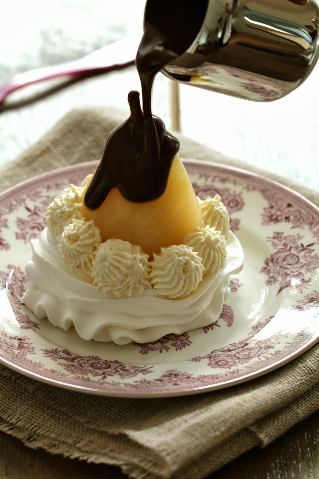 Un pavlova à la poire ou une poire belle Hélène meringuée et pourquoi