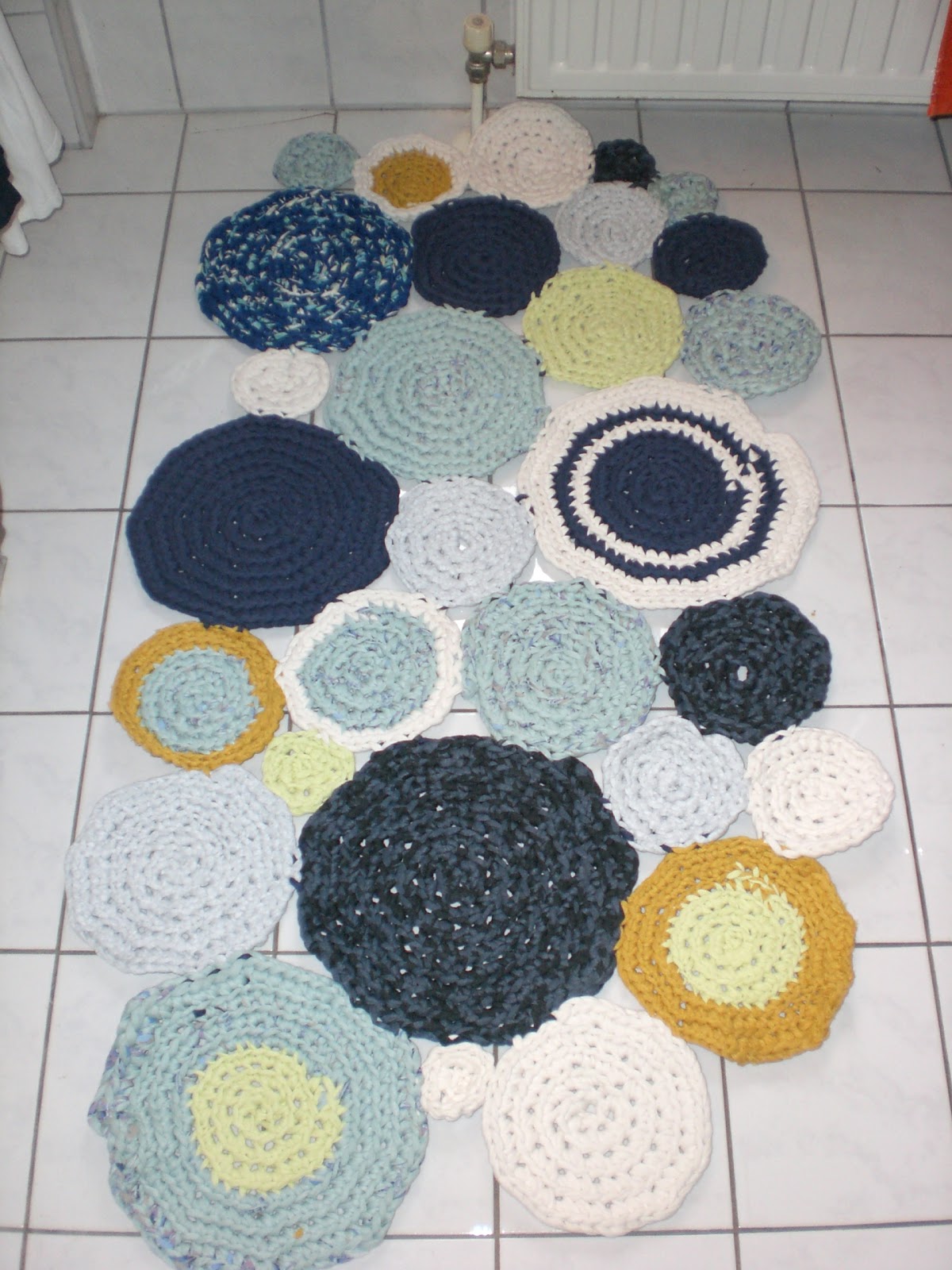 Creative Freizeit Teppich aus Zpagetti Creative Freizeit Teppich aus Zpagetti