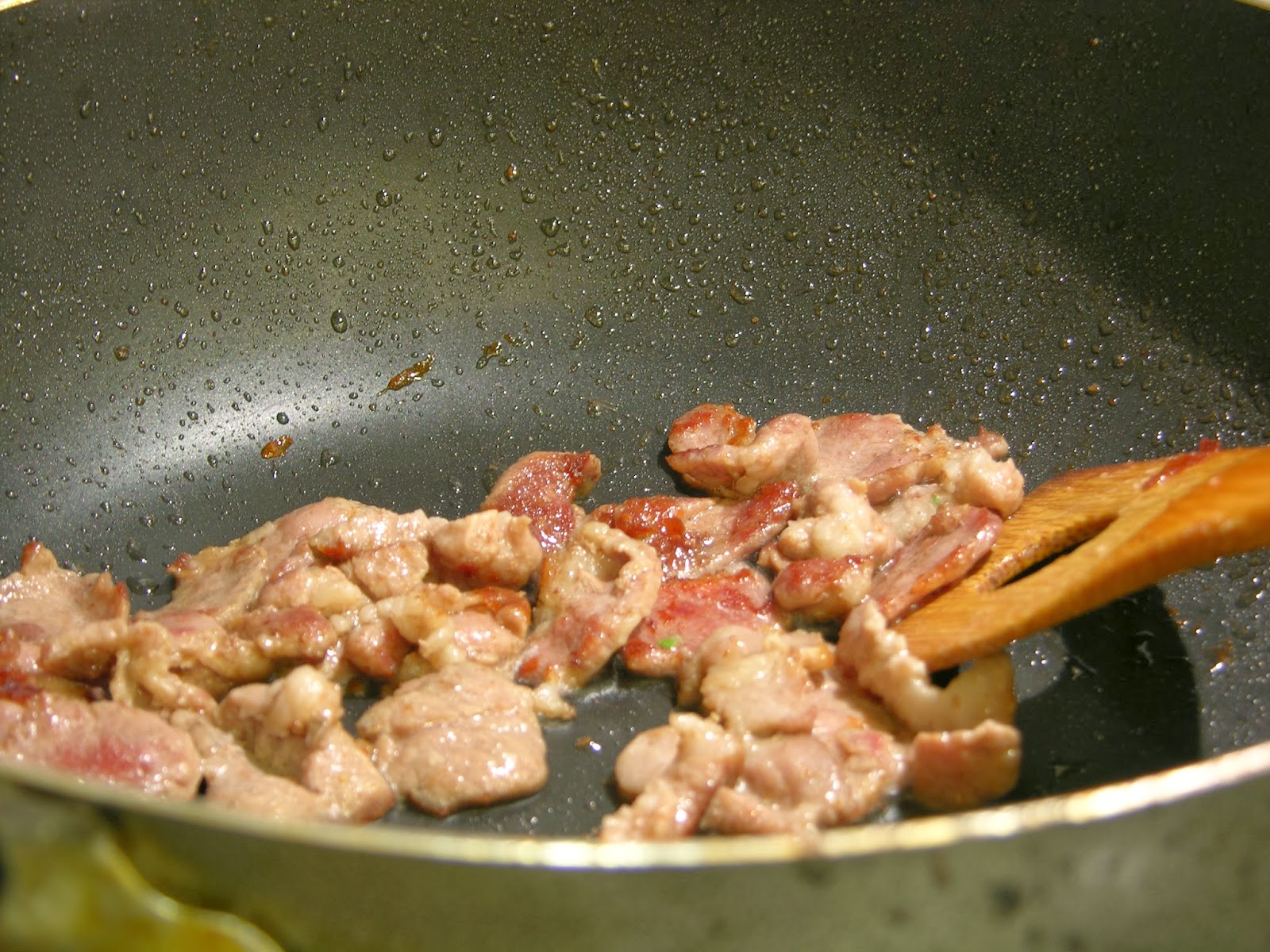 Жареное мясо на сковороде