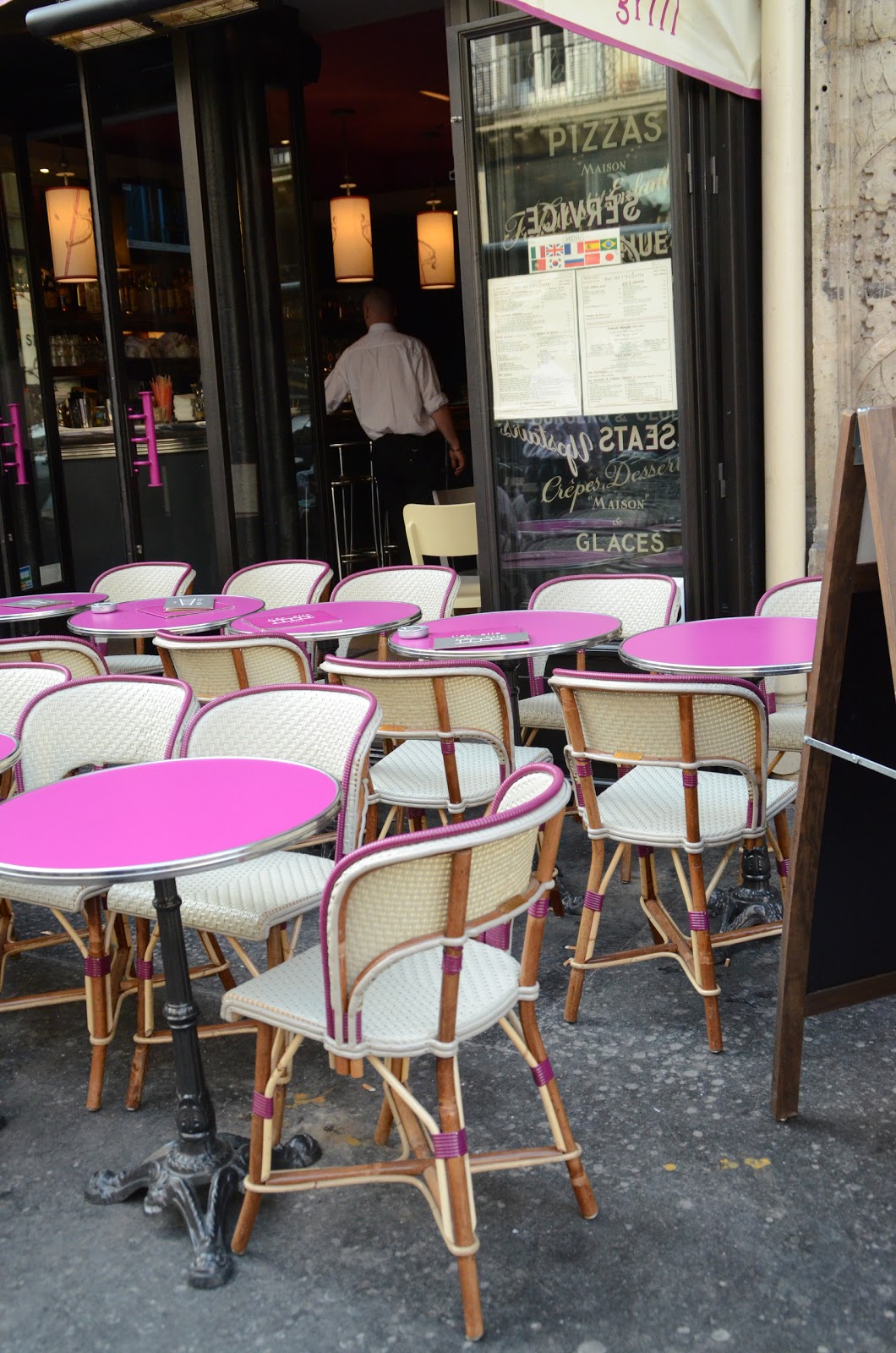 Paris and Beyond: Bar de l'Echelle - café en rose foncé