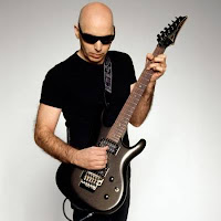5 Besar Gitaris Dunia Terbaik Sepanjang Masa "Jimi Hendrix mengguncang kesadaran kami tentang bagaimana seharusnya sebuah musik rock terpaparkan. Dia memanipulasi gitar, whammy bar, studio, dan panggung," ujar gitaris Rage Against the Machine Tom Morello di Rolling Stone. Morello menyebut Purple Haze dan The Star-Spangled Banner sebagai lagu pamungkas Hendrix. Hendrix dibuntuti Eric Clapton, B.B. King, Keith Richards, Jimmy Page, dan Pete Townshend dalam daftar 10 gitaris terhebat versi Rolling Stone. Daftar tersebut disesaki ikon rock 'n' rolls selama beberapa dekade. Panel juri yang memilih daftar tersebut juga diisi musisi kawakan seperti Lenny Kravitz, Eddie Van Halen (yang juga masuk daftar di nomor 8), Brian May, serta Dan Auerbach dari The Black Keys. Selain mereka, panel juri juga termasuk penulis senior dan editor Rolling Stone. Daftar penuh gitaris terhebat tersebut bakal tampil di edisi khusus Rolling Stone dengan empat sampul spesial terdiri dari Van Halen, Clapton, Hendrix, dan Page.Nama Hendrix berkibar setelah tampil menggemparkan saat membakar gitarnya di Monterey Pop Festival pada Juni 1967. Ia dikenal memiliki kemampuan yang luar biasa dan menciptakan suara-suara eksperimental dari gitarnya. Hendrix meninggal dunia di London pada 18 September 1970. 1. Steve Vai "Steve Vai" adalah salah satu gitaris yang pernah belajar sama Joe Satriani, dia adalah sosok gitaris yang segala bisa, beberapa aliran musik pun dia kuasai diantaranya'blues, jazz, rock, klasik dan ethnic music. Pada tahun 1984 dia merilis album pertamanya yang berjudul"Flex Able Laft overs", kemudian di album kedua steve vai keluar pada tahun 1990 judul albumnya"Passion and Warface", album ketiga dengan judul"Sex and Religion ( 1993 )", 2 tahun kemudian tepatnya tahun 1995 album ke empat keluar judul albumnya"Alien Love Secre", setahun kemudian"Steve Fire Garden" album ke-5 dia pun dirilis, Ultra Zone album ke-6 pada tahun 1999. Di tahun 2001 The Seventh Song yang berisi lagu slow ballad sempat menjadi pujian banyak musisi, dan dia memang pantas diberi gelar gitaris terbaik 2. Joe Satriani Selain Jimi Hendrix ada salah satu gitaris handal yang dikenal sebagai guru dan pernah mengajar gitar selama 3 tahun, diantara murid-muridnya"Joe Satriani" antara lain"Kirk Hammet ( Metallica ), Steve Vai, Larry Lalonde ( Primus )", dia juga pernah mengajar di Second Hand Guitar,Berklee. Tahun 1986 dia merilis album pertama dengan judul"Not Of This Earth", dan setahun kemudian dia kembali merilis"Surfing With The Alien" di album keduanya yang sukses mendapatkan gold dan platinum sales. Tahun 1989 kembali merilis album lagi, penjualan album"Surfing In A Blue Dream" masuk ke nominasi Grammy Award, kesuksesan Joe Satriani berlanjut di tahun 1992"The Extremise" masuk Grammy Award dan menempati peringkat 24 di Billboard chart. Selain kesuksesan di album-album nya dia juga merupakan salah satu penggagas G3 bersama"Steve Vai" dan mengadakan konser G3 dengan dewa-dewa gitar yang lain seperti"Eric Johnson", Joe Satriani juga pernah mengisi posisi gitar Deep Purple pada tahun 1990.