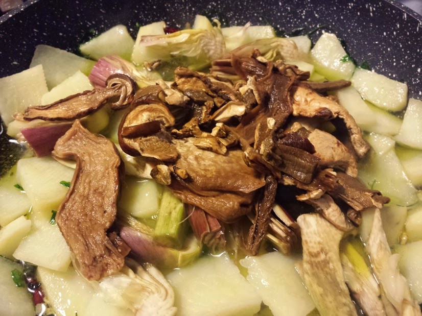 PASTA CON PESTO DI CARCIOFI, PORCINI, PATATE E NOCI vegetariano