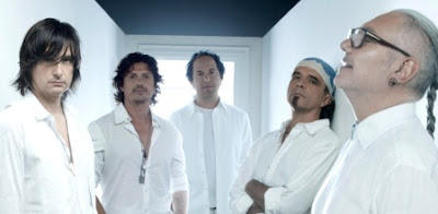 Caifanes posando vestidos de blanco Caifanes posando vestidos de blanco
