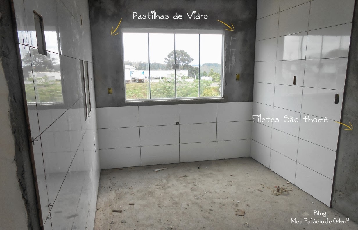 Cozinha do apê com azulejos brancos