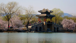 Un des nombreux ponts autour du Lac Kunming au Palais d'été