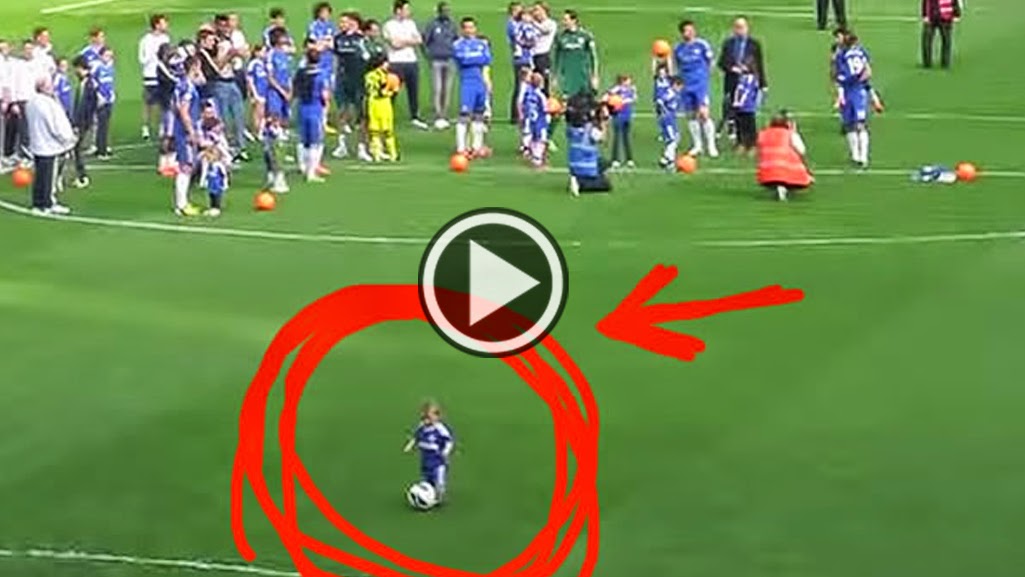 Vê essa criança? Ele está prestes a fazer algo tão simples que acaba animando um estádio inteiro Vê essa criança? Ele está prestes a fazer algo tão simples que acaba animando um estádio inteiro