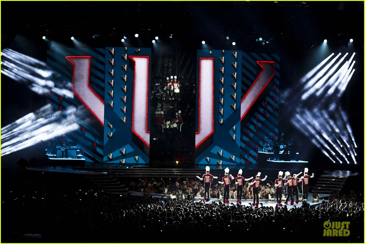 http://4.bp.blogspot.com/-qUKRhYVlV8c/T8iSu77vMII/AAAAAAAAUlE/fhsBv52CCjA/s1600/madonna-mdna-tour-tel-aviv-07.jpg