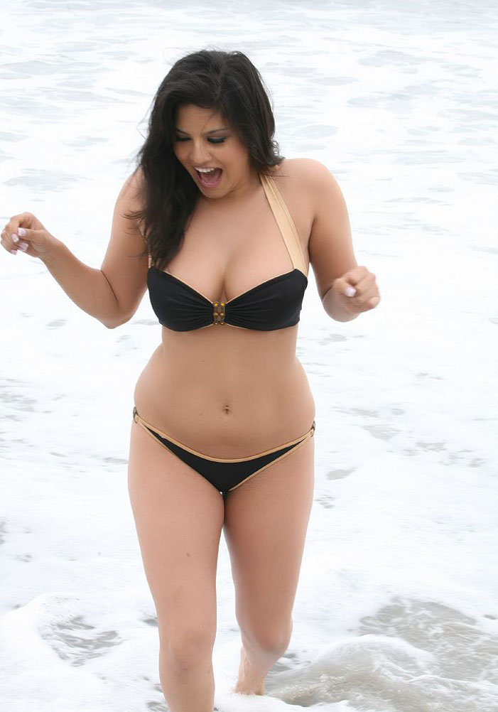 Glamorous girls: Hot and Sexy Sunny Leone Latest Hot Bikini Photos