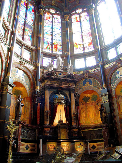 Above the altar, you'll see the gilded crown of Maximilian I that adorns Amsterdam's coat of arms seen throughout the city.