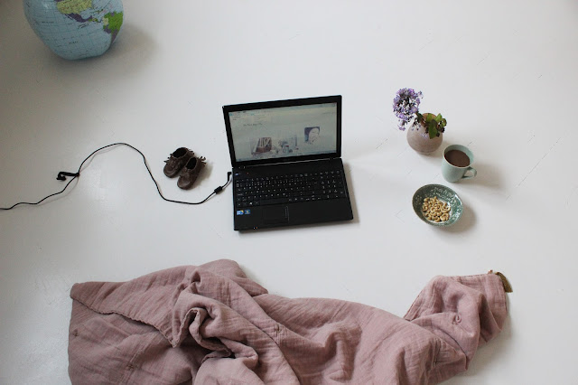 1 Om golvet och mockasinerna.