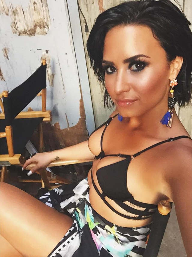 Demi lovato traje raro en instagram Demi lovato traje raro en instagram