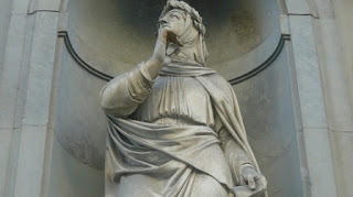 francesco petrarca statua foto