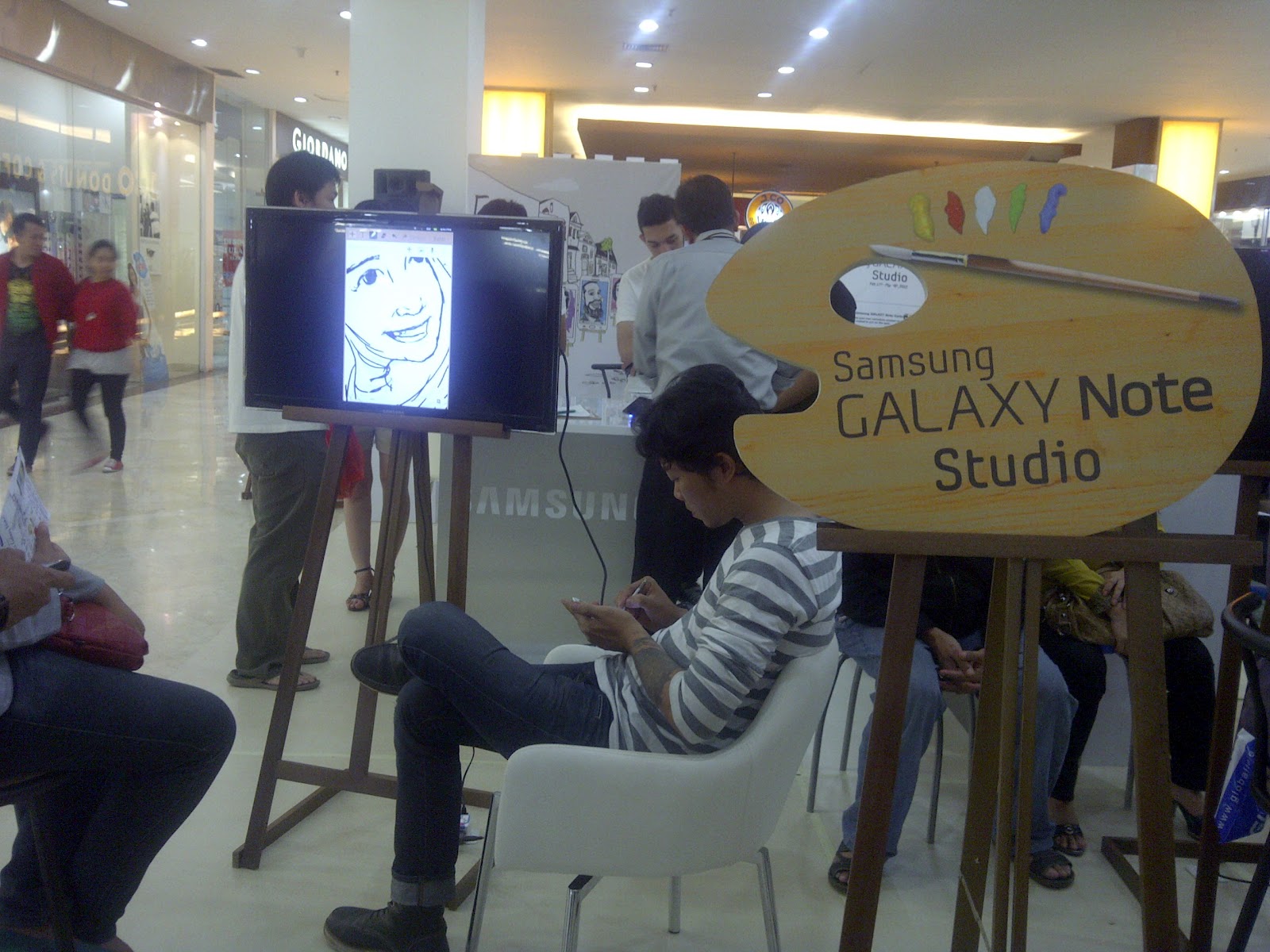 Creativesalesku 2012 Suka ban sama yang dilakukan Samsung Galaxy Note dalam melakukan promo untuk produknya bukan cuma open booth di mall saja tapi juga ngasih layanan