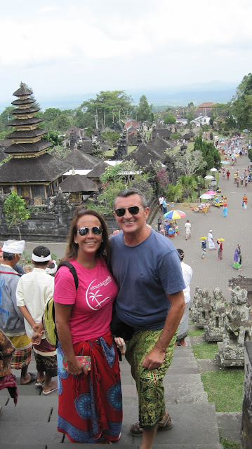 Yayo y Macarena en la escalera de acceso a Pura Penataran