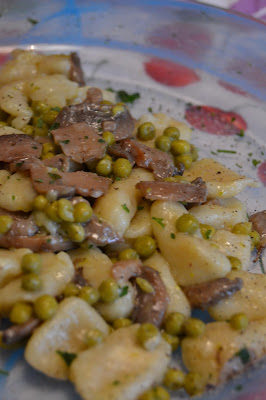 gnocchi di patate, piselli e funghi