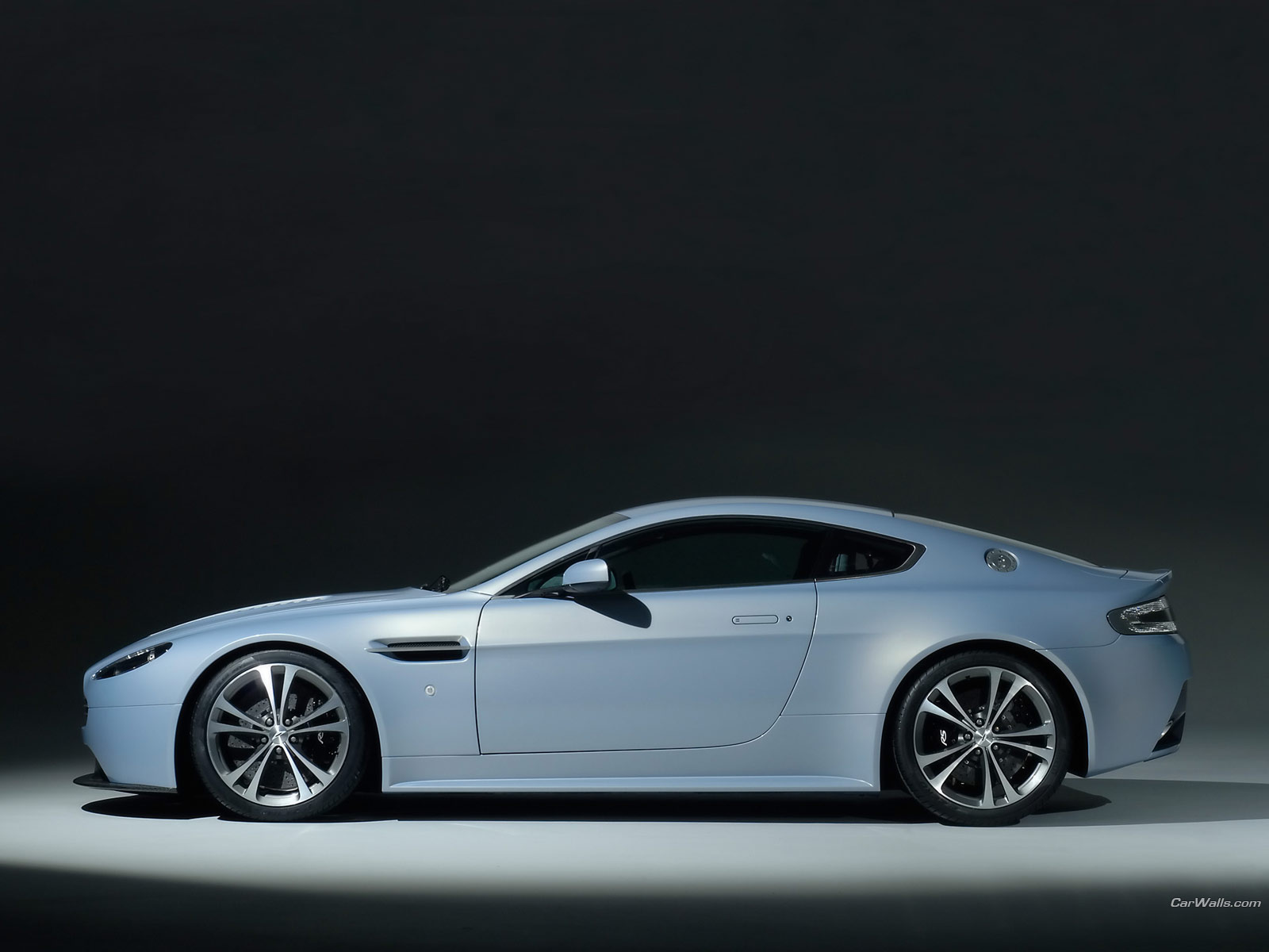 http://4.bp.blogspot.com/-q_7jKVUuChU/ThIlJ_g9NjI/AAAAAAAAAbM/BhJLkybJkWY/s1600/Aston-Martin_vantage-V12_203_1600x1200.jpg