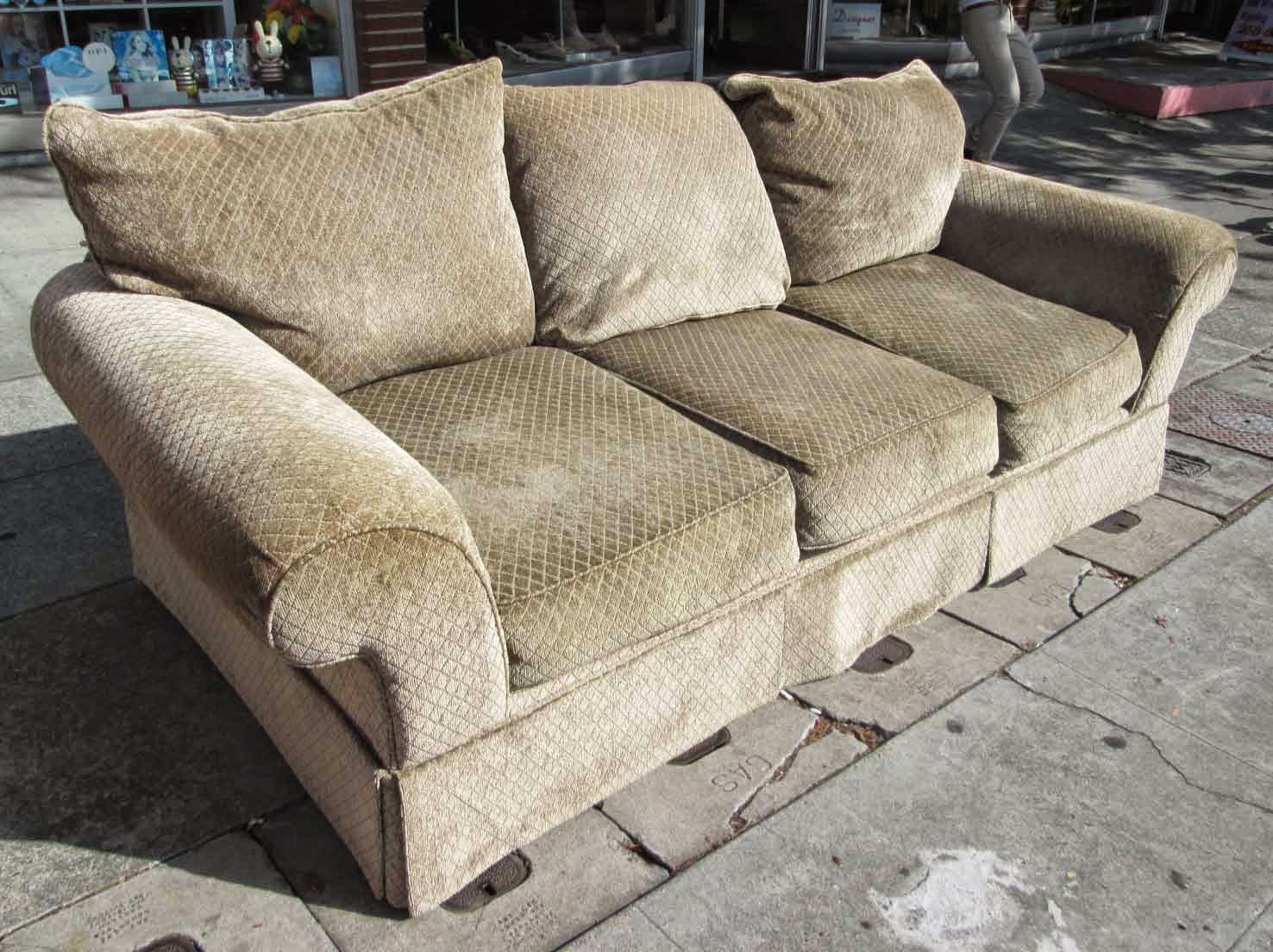 UHURU FURNITURE & COLLECTIBLES SOLD Quilted Sofa 140