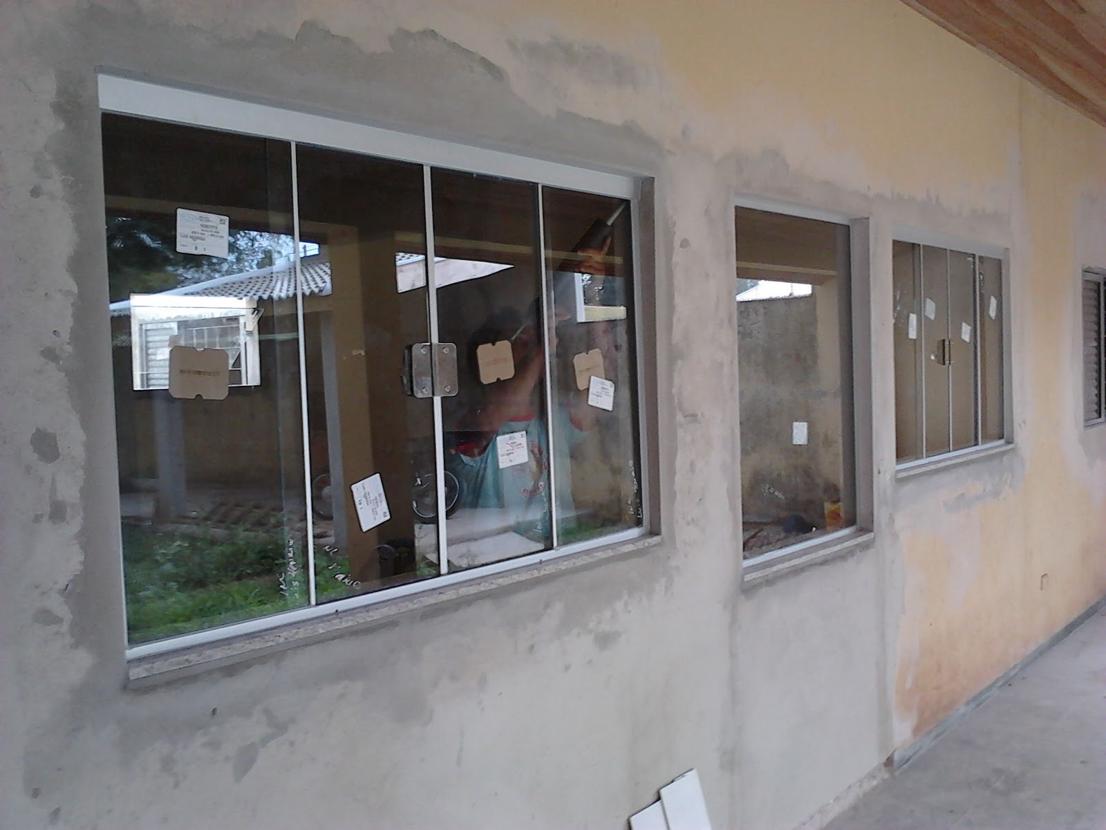 #614C41 FRANCO VIDROS TEMPERADOS: Obra em Ourinhos 82 Janelas De Vidro Em Bauru