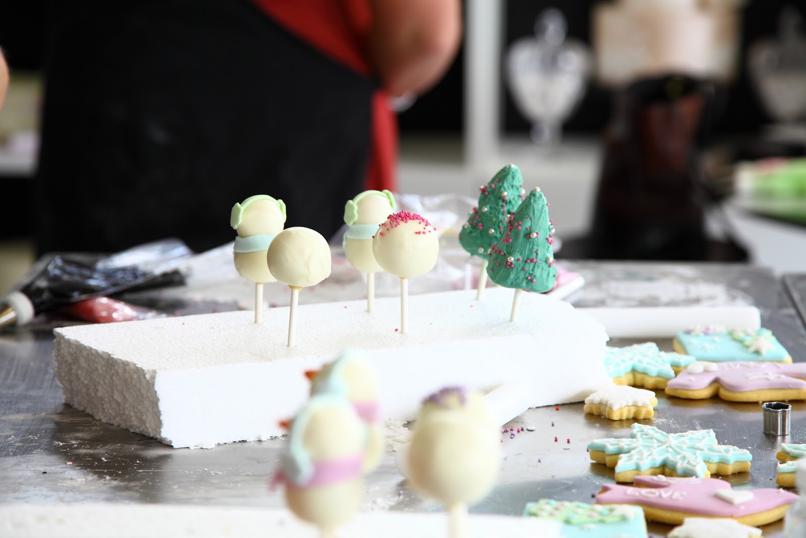 christmas tree cake pops The cake pops were awesome. Snowmen everywhere, and forest of trees 