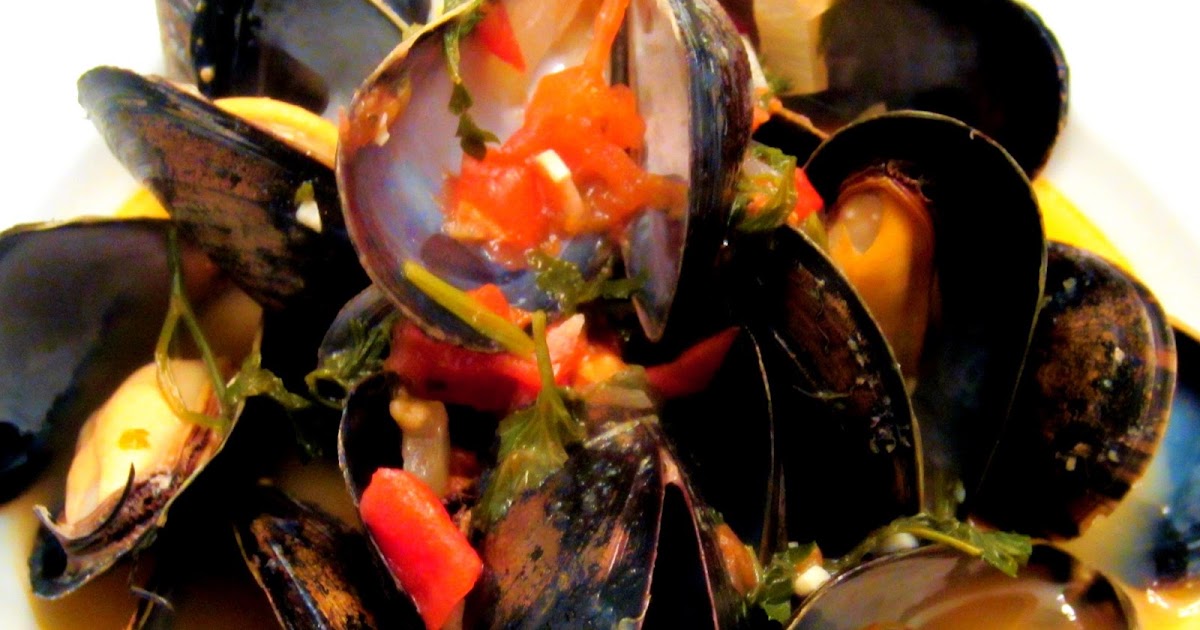 adamgrattonND Recipe Steamed Mussels in White Wine Tomato Sauce