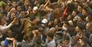 فيديو.. "شومان" على أعناق متظاهرى التحرير