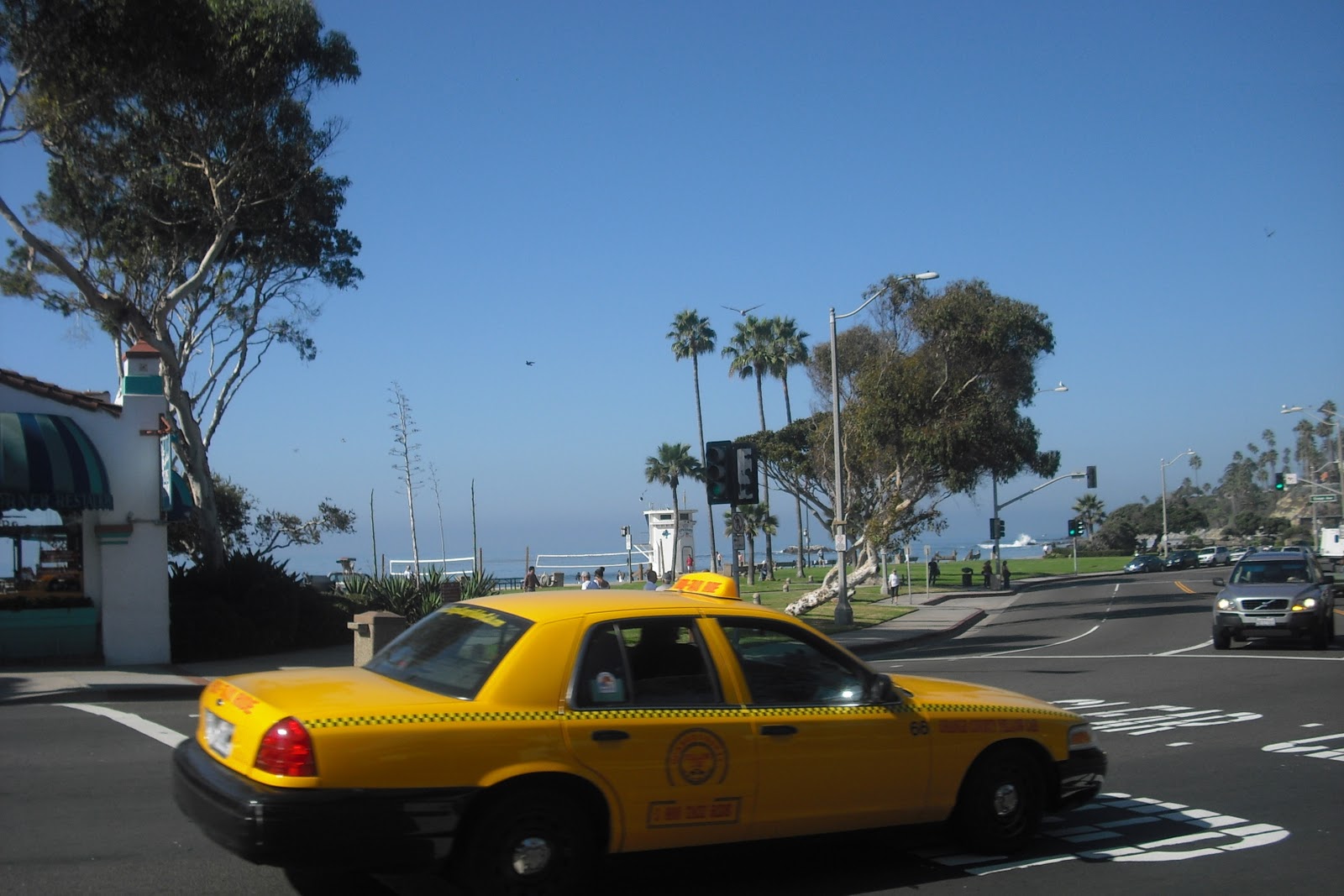 Californie en français Laguna Beach le taxi jaune à la plage