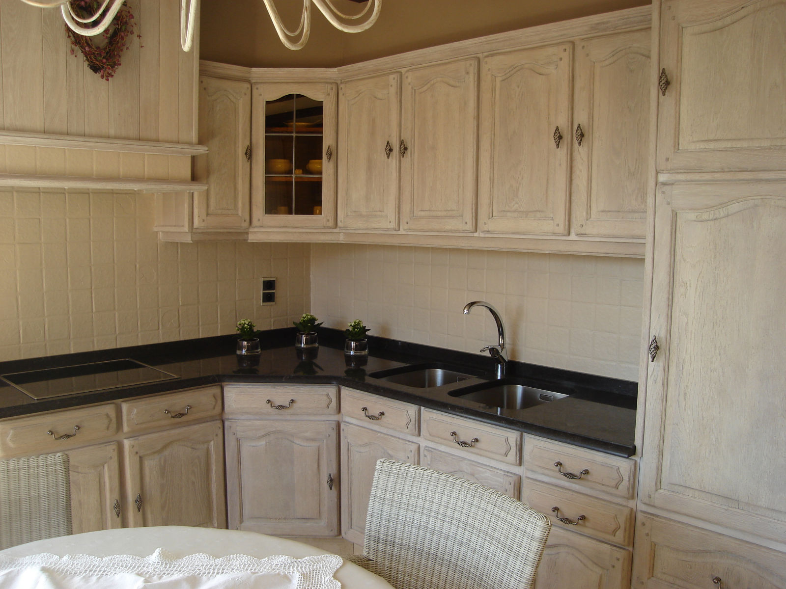 Renovatie van een eiken keuken Renovatie van eiken keukens Renovatie van een eiken keuken Renovatie van eiken keukens