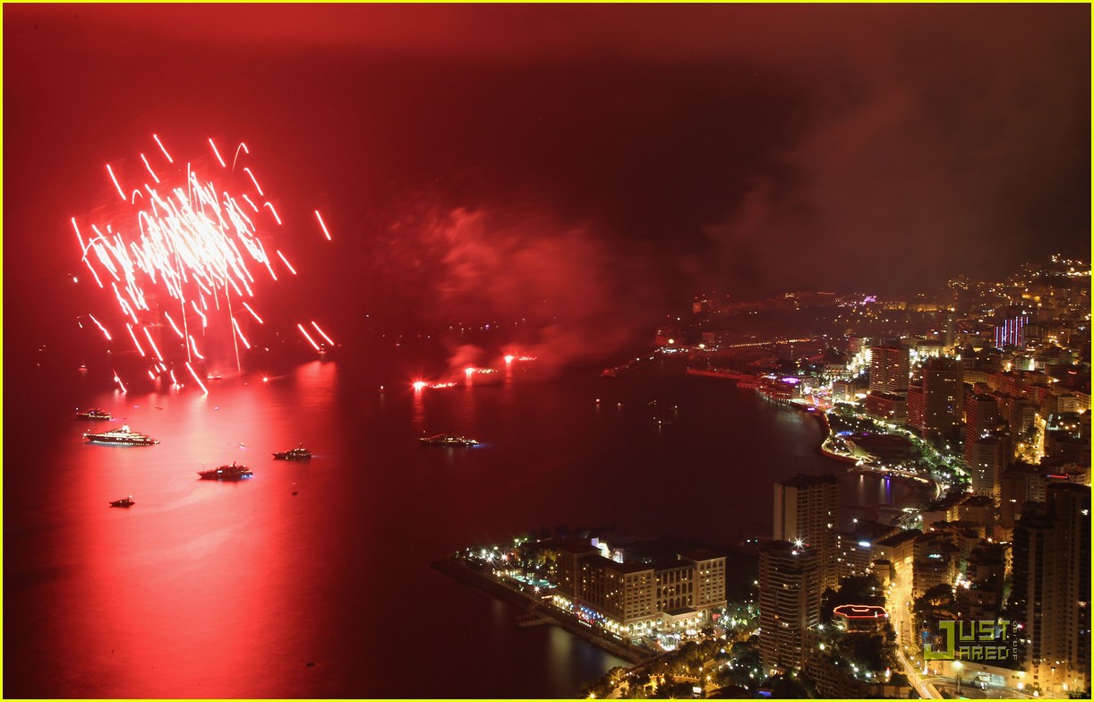 http://4.bp.blogspot.com/-qgV1ANDc8cs/ThASpgSKPNI/AAAAAAAAK1s/cpzRbeYt2P8/s1600/prince-albert-princess-charlene-wedding-dinner-fireworks-09.jpg