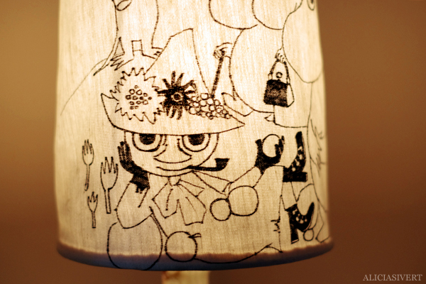 Moomin lamp by Alicia Sivertsson, 2015. aliciasivert, alicia sivertsson, alicia sivert, moomin, mumin, mumintroll, mumintrollet, muminpappan, muminmamman, sniff, mymlan, snorkfröken, snorkmaiden, snusmumriken, hattifnattar, tove jansson, lampa, lamp, diy, loppis, klä om lampskärm, do it yourself, skapa, återbruk, upcycle, monthly makers, remake, textil, fanart, fan art