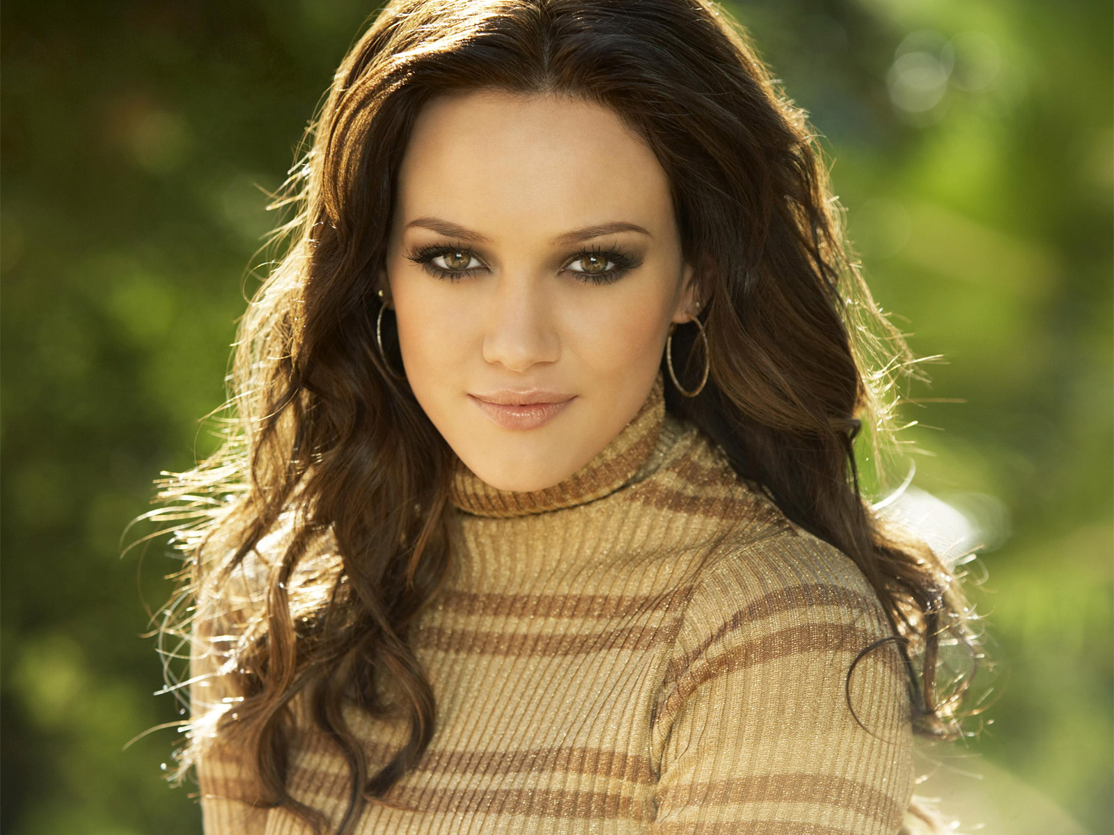 http://4.bp.blogspot.com/-qiLFdpzREkI/UEW2vIBywGI/AAAAAAAAAyI/2ON5qlx6wFo/s1600/Hilary%2BDuff%2BWallpapers%2B-%2B9.jpg