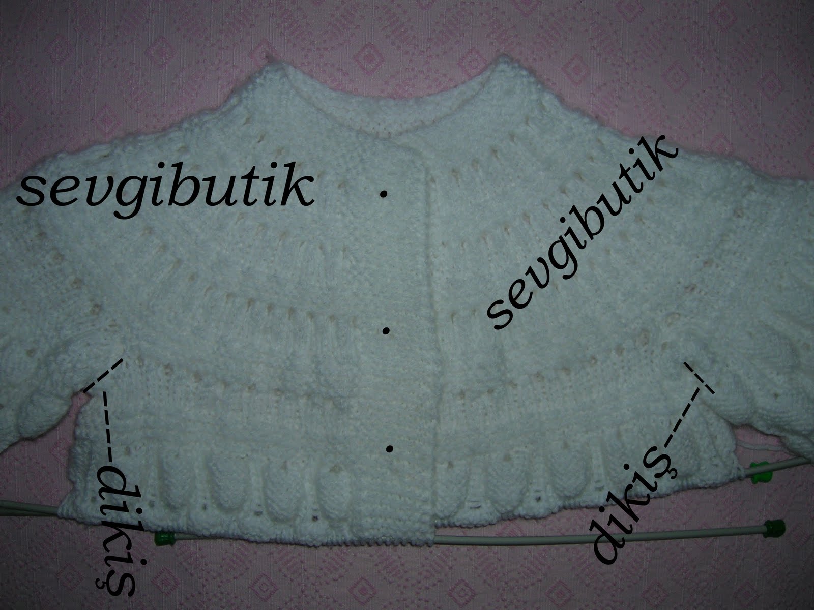 SEVGİ BUTİK çam kozası örnekli beyaz bebek hırkası ve