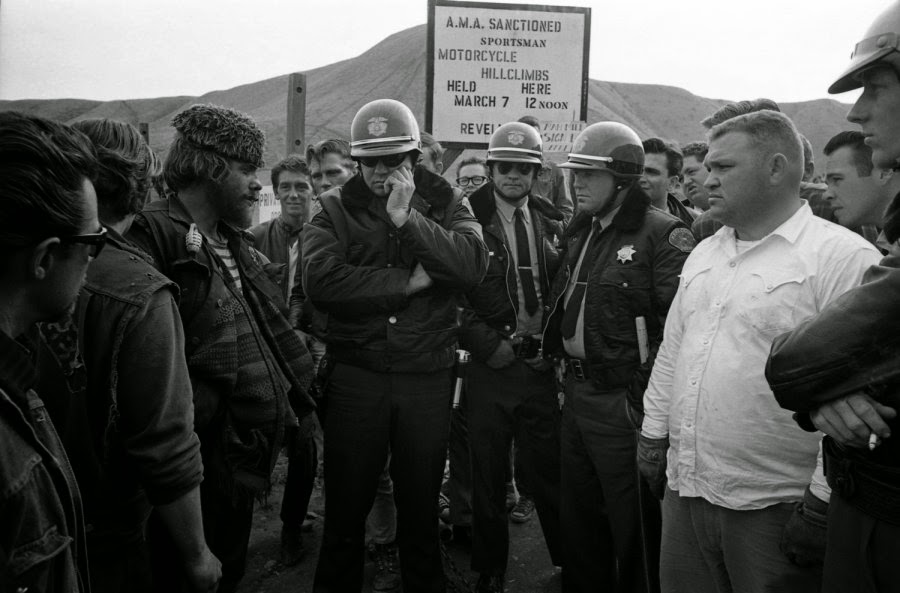 20 Black And White Photos Capture Daily Life Of Hells