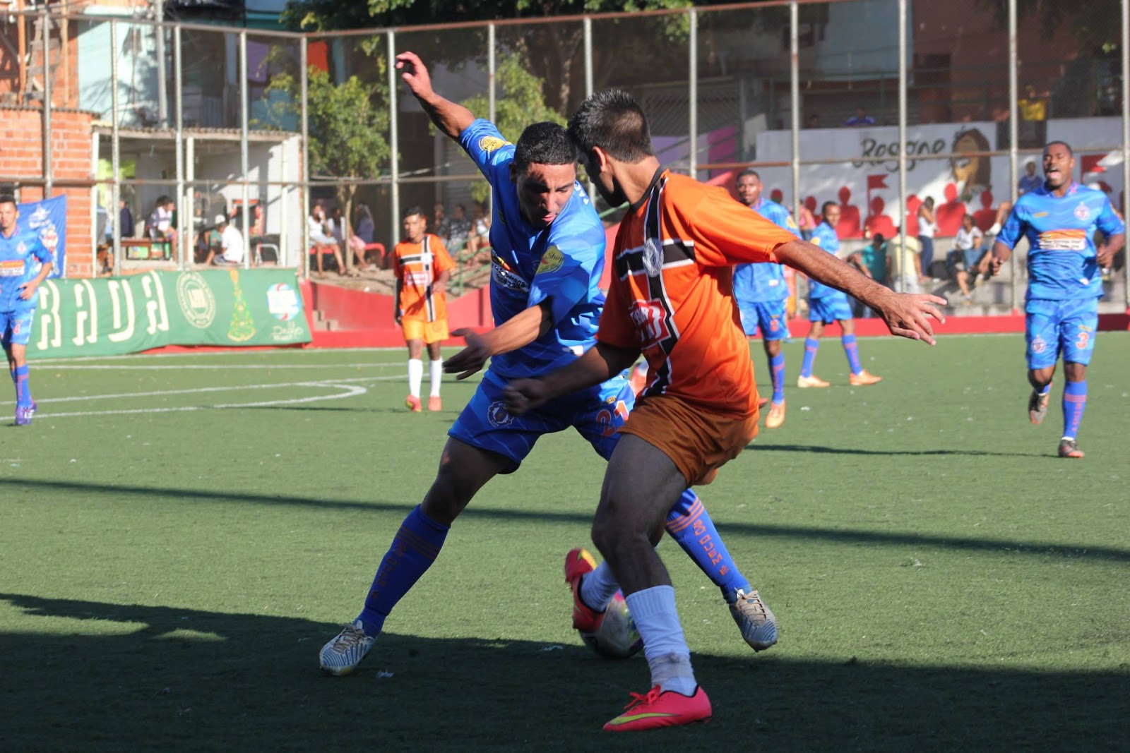 Jogador De Futebol Da Praia Na Ação Ângulo Largo Da Praia