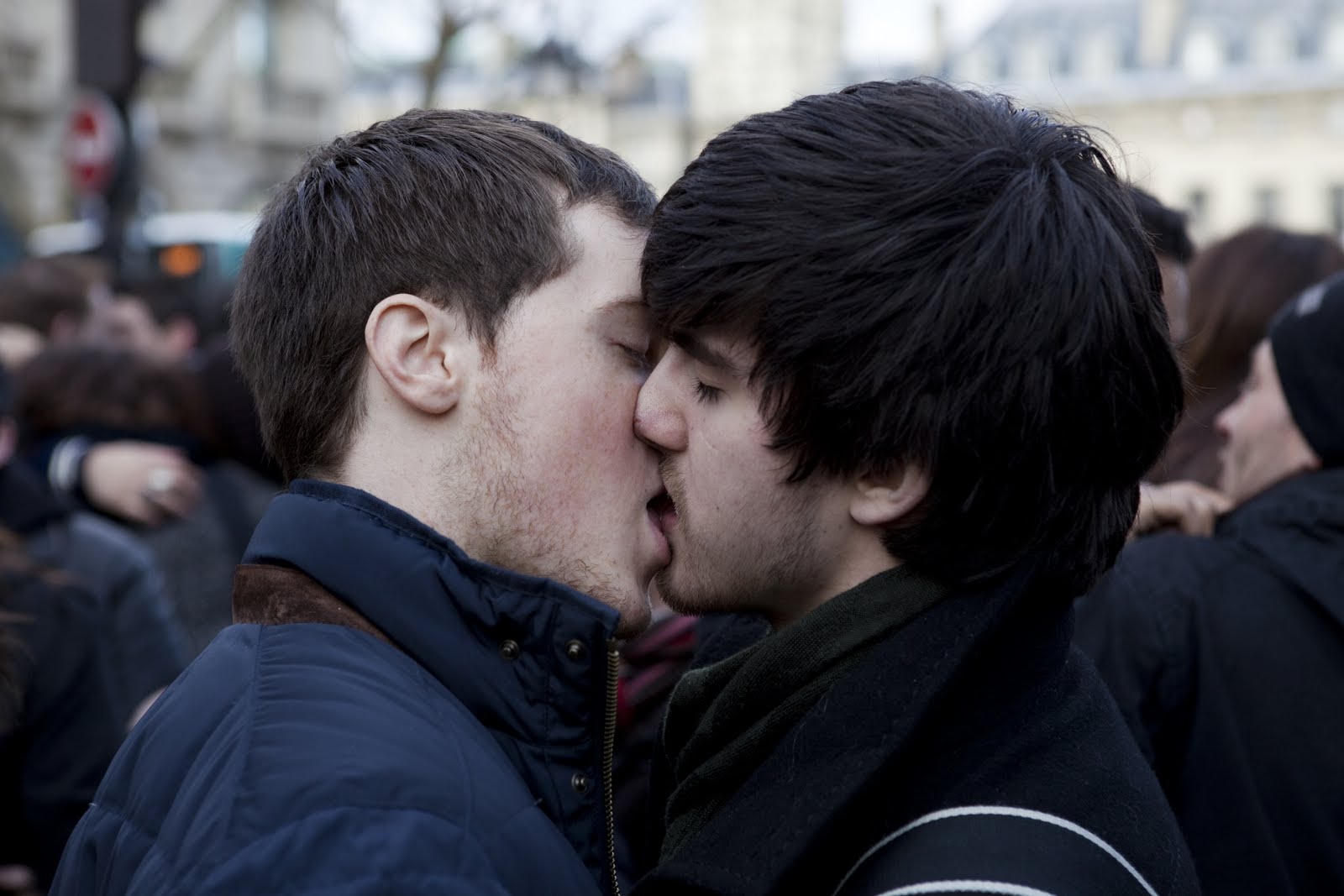 Hot Gay Guys Kissing 36