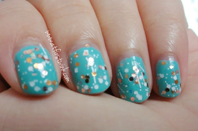 nail swatch the Etude House nail polish DGR701 Tint Mint and Innisfree no. 105