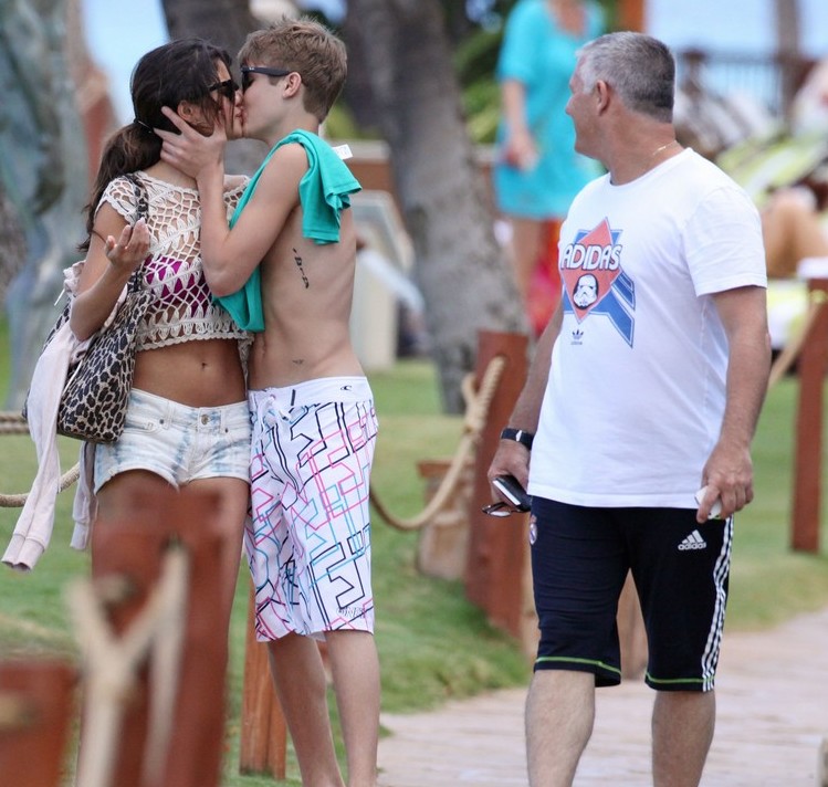 pictures of selena gomez and justin bieber kissing in hawaii. justin bieber and selena gomez