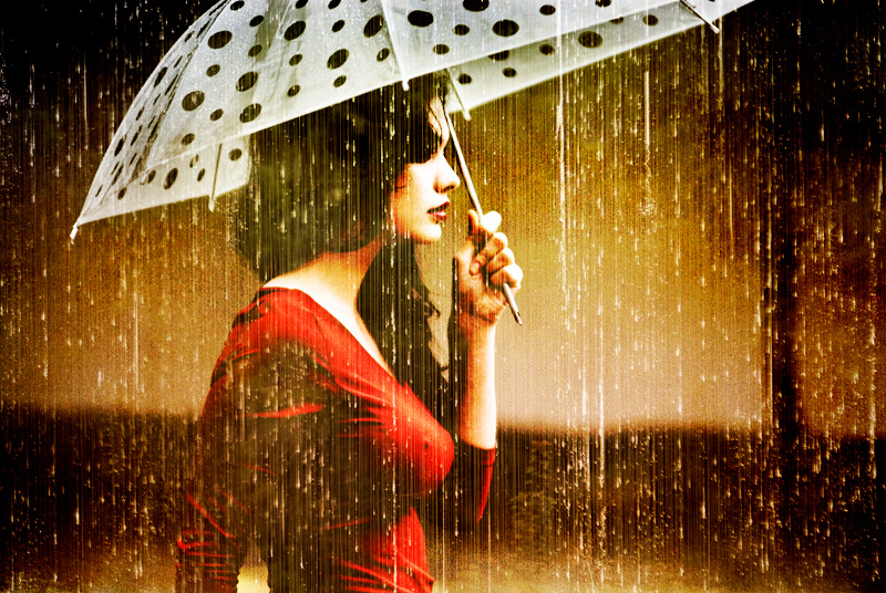 Женщина в очередном ролике золотого дождя