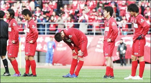 Novo' Marinos vence com gol de falta de Nakamura; Urawa vira líder