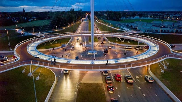 Hovenring, el puente circular flotante con ciclovía en Eindhoven
