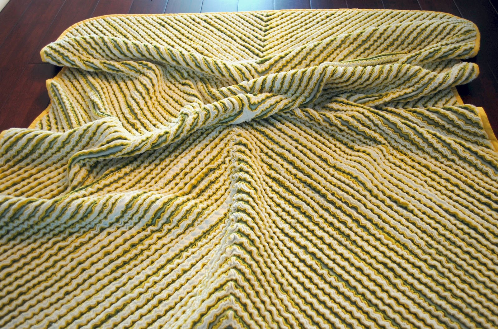 BlueTuque Citrus Chenille Blanket