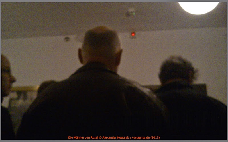 "Die Männer von Rosel“ warten im Foyer auf ihren Auftritt - (c) Alexander Kowalak 2013 - cc-by-nc-sa